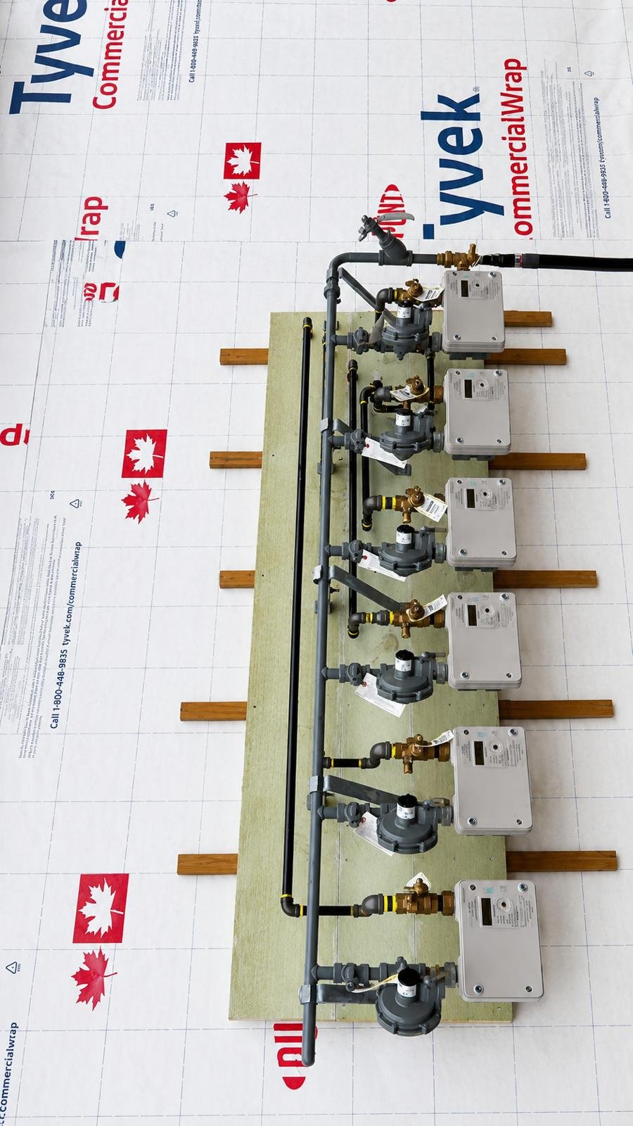 Residential hydronic manifold and heating installation